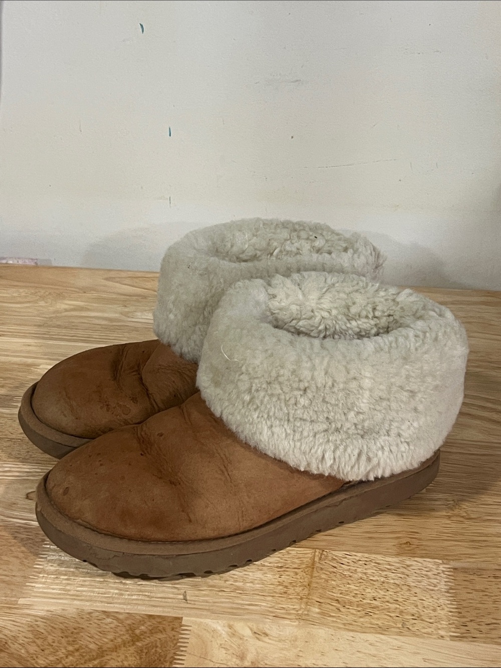 UGG Woman’s Classic Cuff Mini boot Chestnut size 9